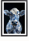 Een ingelijst kunstwerk van CollageDepot, getiteld aab 330 Delfts blauw, toont een koe met witte en blauwe ingewikkelde bloempatronen die zijn lichaam bedekken, waardoor het lijkt op porselein. De achtergrond is zwart, waardoor de koe met patroon duidelijk naar voren komt. De koe kijkt naar voren.,Zwart-Met,Lichtbruin-Met,showOne,Met