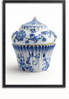 Afbeelding van een ingelijst schilderij met een witte cupcake met ingewikkelde blauwe bloempatronen, die de stijl van traditioneel porselein nabootsen. Deze elegante wanddecoratie is voorzien van een cupcakeverpakking en glazuur versierd met vergelijkbare blauwe ontwerpen, en is gemakkelijk tentoon te stellen dankzij het magnetische ophangsysteem. Maak kennis met het Delfts Blauw Cupcake Schilderij van CollageDepot.,Zwart-Zonder,Lichtbruin-Zonder,showOne,Zonder