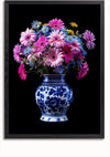 Een ingelijste foto toont een boeket roze en paarse madeliefjes met kleine blauwe bloemen, gerangschikt in een blauw-witte porseleinen vaas tegen een zwarte achtergrond, perfect voor elke wanddecoratie. Dit is het Delfts Blauw Bonte Bloemenpracht In Vaas Schilderij van CollageDepot.,Zwart-Zonder,Lichtbruin-Zonder,showOne,Zonder