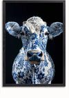 Een ingelijst kunstwerk van een koe met witte vacht, ingewikkeld beschilderd met blauwe bloempatronen, die lijken op traditionele porseleinen ontwerpen. De achtergrond is zwart, wat het gedetailleerde artwork op de koe accentueert. Dit meesterwerk staat bekend als de aab 330 Delfts blauw van CollageDepot.,Zwart-Zonder,Lichtbruin-Zonder,showOne,Zonder
