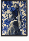 Een ingelijst kunstwerk, CollageDepot aab 336 Delfts Blauw, toont een vrouw met een hoofddoek en historische kleding tegen een bloemenachtergrond. De afbeelding is uitgevoerd in blauw- en wittinten en lijkt op porseleinen ontwerpen. De vrouw kijkt over haar schouder naar de toeschouwer.,Zwart-Zonder,Lichtbruin-Zonder,showOne,Zonder