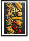 Een ingelijste afbeelding met verschillende soorten pasta, netjes gerangschikt op een donkere ondergrond. Bowtie-pasta, spaghetti, rigatoni, rotini en orecchiette worden geserveerd naast kleine kommen tomatensaus en geraspte kaas, met basilicumblaadjes en kerstomaatjes. Ideale wanddecoratie met een magnetisch ophangsysteem, het Pasta Display Schilderij van CollageDepot.,Zwart-Met,Lichtbruin-Met,showOne,Met