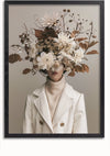 Een ingelijste foto toont een persoon in een witte jas met dubbele rij knopen en een beige coltrui tegen een neutrale achtergrond. De bovenste helft van het gezicht wordt bedekt door een artistiek bloemstuk van witte en bruine bloemen, bladeren en stengels, waardoor een uitgebreid bloemenhoofddeksel ontstaat. Dit prachtige stuk staat bekend als het Floral Arrangement Face Schilderij van CollageDepot.,Zwart-Zonder,Lichtbruin-Zonder,showOne,Zonder