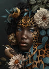 Een digitaal gemaakte aaa 102 Exclusive door CollageDepot van een vrouw met een donkere huid, blauwe ogen en een cheetah-achtig bontpatroon op haar gezicht en schouders. Haar hoofd is versierd met grote, gedetailleerde bloemen en bladeren. Op de voorgrond zit tussen de bloemen een kleine vogel.-