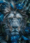 Het gezicht van een leeuw, omgeven door blauwe bloemen en bladeren, met kleine blauwe vogels op de planten. De kalme uitdrukking van de leeuw staart de toeschouwer rechtstreeks aan. Dit CollageDepot aaa 106 Exclusive wordt gedomineerd door blauwtinten en legt een sereen en majestueus moment in de natuur vast.-