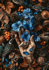 Een gedetailleerd kunstwerk toont een hand te midden van een scala aan flora en fauna. Blauwe bloemen, bladeren, bessen, dennenappels, paddenstoelen en verschillende vogels omringen de hand. Kleine blauwe vlinders en kevers zitten op de hand en bloemen, waardoor een harmonieus tafereel ontstaat zonder CollageDepot aaa 116 Exclusieve productbeschrijving voor analyse.-