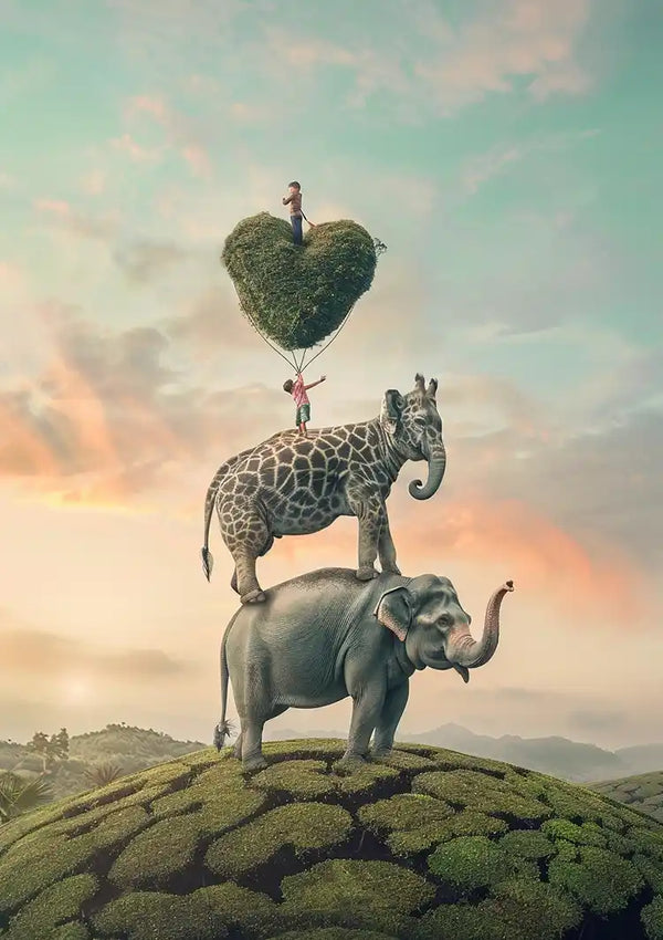 Een surrealistisch schilderij toont een giraffe die op een olifant staat, waarbij één persoon een grote, hartvormige struik vasthoudt en een andere persoon in het hart zit. De achtergrond toont een schilderachtig landschap met heuvels en een kleurrijke lucht, waardoor het een ideaal Dromerige Ontmoeting Schilderij van CollageDepot is.