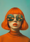Een vrouw met fel oranje haar en oranje lippenstift draagt een grote ronde zonnebril die een afbeelding van goudvissen weerspiegelt. Ze is gekleed in een aaa 119 Exclusive van CollageDepot, tegen een blauwgroen achtergrond, waardoor een levendig contrast ontstaat dat onmiddellijk de aandacht trekt.