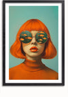 Een ingelijst portret van een persoon met fel oranje haar, gekleed in een grote ronde zonnebril die goudvissen in het water weerspiegelt. De persoon is gekleed in een oranje coltrui en staat tegen een blauwgroen achtergrond, waardoor een opvallende verschijning ontstaat. Dit boeiende kunstwerk heet "aaa 119 Exclusive" van CollageDepot.