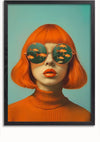 Zeker! Een portret van een persoon met fel oranje haar en een ronde zonnebril. De lenzen tonen een afbeelding van zwemmende goudvissen. De persoon draagt ook een oranje coltrui tegen een groenblauwkleurige achtergrond, waardoor een levendige en opvallende scène ontstaat met de titel "aaa 119 Exclusive" van CollageDepot.