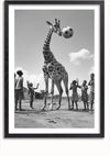 Een zwart-witafbeelding toont een giraffe met een voetbal boven zijn hoofd, omringd door omhoog reikende kinderen. De kinderen en de giraffe bevinden zich in een buitenomgeving met een paar gebouwen en een gedeeltelijk bewolkte lucht op de achtergrond. Het lijkt erop dat de productbeschrijving van CollageDepot aaa 129 Exclusive ontbreekt; Geef dit op om belangrijke SEO-zoekwoorden te identificeren.,Zwart-Met,Lichtbruin-Met,showOne,Met