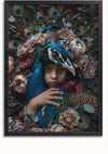Een ingelijst kunstwerk, aaa 138 Exclusive by CollageDepot, toont een kind omringd door pauwenveren en rozen. Het kind draagt een pauwhoofddeksel en zijn uitdrukking is neutraal terwijl zijn hand op het lichaam van de pauw rust. Helaas is de achtergrond gevuld met roze en beige rozen en gedetailleerde veren.,Zwart-Zonder,Lichtbruin-Zonder,showOne,Zonder