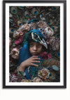 Een CollageDepot "aaa 138 Exclusive" ingelijst kunstwerk toont een kind met een pauw omringd door rozen en ingewikkelde bloemmotieven. Het kind en de pauw zijn centraal gepositioneerd, verweven met de pauwenveren en de gedetailleerde bloemen die een sierlijke achtergrond vormen.,Zwart-Met,Lichtbruin-Met,showOne,Met