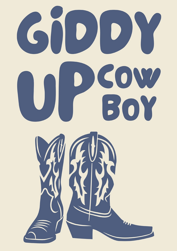 Grafisch ontwerp met de uitdrukking "GIDDY UP COWBOY" in dikke hoofdletters met een paar decoratieve cowboylaarzen onder de tekst, alles tegen een neutrale achtergrond. Het product heet Giddy Up Cowboy Schilderij van CollageDepot.