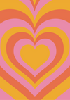 Een grafisch ontwerp met concentrische hartvormen in warme kleuren oranje, roze en geel. De harten worden naar het midden toe kleiner, waardoor een gevoel van diepte en patroon ontstaat. Dit Harten Patroon Schilderij van CollageDepot heeft een retro, op de jaren 70 geïnspireerde esthetiek en is perfect als wanddecoratie.