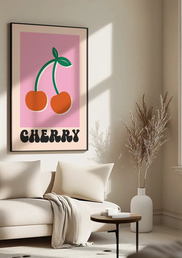 In een woonkamer met beige muren hangt het Cherry Schilderij van CollageDepot, een abstract schilderij van twee kersen met groene stengels en bladeren op een roze achtergrond, en het woord "CHERRY" eronder. De kamer bevat een beige bank met witte kussens, een deken en een kleine ronde tafel met een vaas, allemaal aangevuld met elegante wanddecoratie.,Zwart