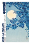Een Japanse houtsnede van Ohara Koson met de titel "Blossoming Cherry on a Moonlit Night" uit 1932. Het toont een tak van kersenbloesems onder een volle maan, in blauw- en wittinten. De tekst staat aan de linkerkant, met Japanse karakters en Engelse titel. Dit product is verkrijgbaar als aaa 002 - japans bij CollageDepot.-