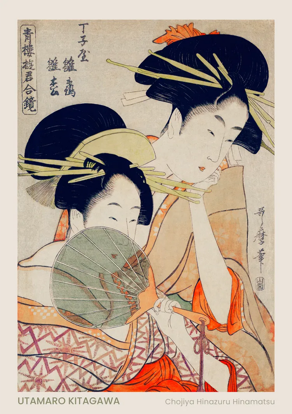 Een Japanse ukiyo-e-print toont twee vrouwen die traditionele kimono's dragen en uitgebreide kapsels versierd met haarspelden. De vrouw op de voorgrond houdt een decoratieve waaier vast. Aan de linker- en rechterkant van de afbeelding is Japans schrift aanwezig. Dit product is te vinden als aaa 020 - japans door CollageDepot.-