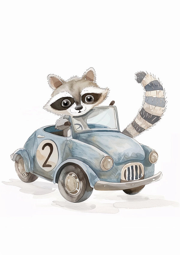 Een aquarelillustratie toont een wasbeer die in een kleine, vintage blauwe auto rijdt met het nummer 2 op de deur geschilderd. De wasbeer zit op de bestuurdersstoel en kijkt naar voren, terwijl zijn borstelige staart uit de auto steekt. Deze illustratie maakt deel uit van de dcc 026 - kids collectie van CollageDepot.-