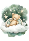 Een schattige teddybeer ligt op een halvemaanvormig kussen, omringd door donzige wolken. De achtergrond toont een sterrenhemel met verschillende sterren verspreid, wat een dromerige en grillige sfeer aan de scène toevoegt. Introductie van dcc 017 - kinderen van CollageDepot.-