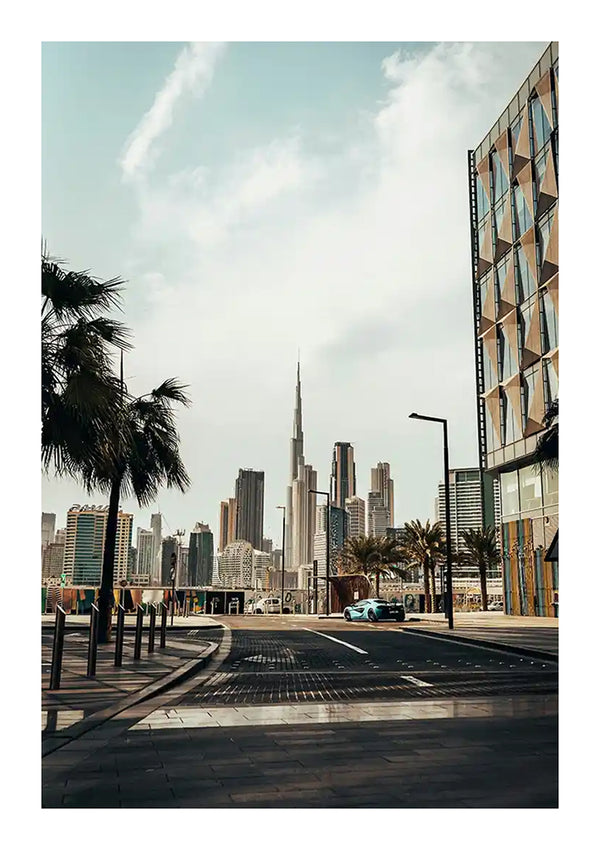 Een stadsgezicht van Dubai met de Burj Khalifa prominent op de achtergrond. De scène omvat moderne hoogbouw, palmbomen en een rustige straat met een enkele auto. De lucht is deels bewolkt, waardoor een ideale setting ontstaat voor artistieke wanddecoratie of zelfs een boeiend Skyline Dubai schilderij van CollageDepot.