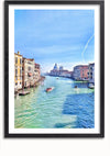 Een prachtig ingelijst *Historische Canal Grande Schilderij* geeft de essentie weer van het Canal Grande in Venetië, met gebouwen aan weerszijden. Verschillende boten glijden over het water en een koepelvormig gebouw staat majestueus op de achtergrond onder een heldere, blauwe lucht - een prachtig stukje wanddecoratie van *CollageDepot*.,Zwart-Met,Lichtbruin-Met,showOne,Met