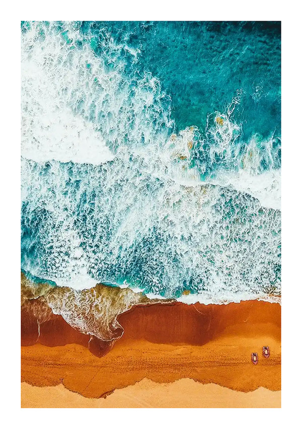 Luchtfoto van een zandstrand met turquoise water en golven. Twee rode CollageDepot-strandparasols en -handdoeken zijn zichtbaar aan de kust en bieden een vleugje kleur tegen de natuurlijke tinten.-