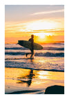Een surfer loopt tijdens zonsondergang richting de oceaan met een surfplank onder zijn arm. De lucht en het water worden verlicht met tinten oranje en geel, en zachte golven beuken op de kust. Het tafereel weerspiegelt in het natte zand en lijkt op een sereen One Last Time Schilderij van CollageDepot.