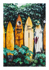 Een rij vintage surfplanken staat tegen een houten hek, met levendig groen op de achtergrond. Elke surfplank heeft, net als een uniek Surfborden In De Natuur Schilderij van CollageDepot, duidelijke markeringen en stickers, die een gevoel van tropische, relaxte surfcultuur oproepen. Het is de perfecte wanddecoratie voor de ruimte van elke strandliefhebber.-