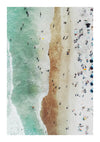 Luchtfoto van een zonovergoten strand met links zwemmende mensen in het groenblauwe water en rechts luierend op de zandige kust. Het centrale gebied toont golven die het zand ontmoeten. Strandparasols, handdoeken en groepen mensen zijn zichtbaar, waardoor een perfect CollageDepot Op Het Strand En In De Zee Schilderij voor wanddecoratie ontstaat.-