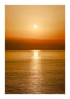 Een gouden zonsondergang boven een kalme oceaan met de zon laag aan de horizon. De lucht wordt verlicht in de kleuren geel, oranje en rood, en de weerspiegeling van de zon glinstert als een Prachtig Moment Zonsondergang Schilderij van CollageDepot op het gladde oppervlak van het water.-