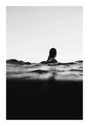 Zwart-wit afbeelding van het hoofd en de schouders van een persoon zichtbaar boven het wateroppervlak, met een focus op de kalme zee en een heldere horizon op de achtergrond met behulp van cc 102 - natuur van CollageDepot.-