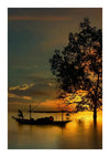 Een silhouet van een persoon die bij zonsondergang op een boot staat, met een levendig oranje lucht en donkere boomcontouren die reflecteren op kalm water, met de cc 107 - natuur van CollageDepot.-