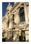 De afbeelding toont de buitenkant van een groots, sierlijk gebouw met boogramen en klassieke architectonische details. Het gebouw is voorzien van twee borden met de tekst 'CHANEL', wat aangeeft dat het een Chanel-winkel is. De gevel wordt verlicht door zonlicht en de elegantie ervan kan wedijveren met elk klassiek schilderij uit de CollageDepot Chanel-winkel Monaco dat wordt tentoongesteld.