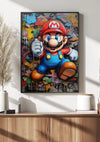 Een ingelijst kleurrijk Mario Met Graffiti-schilderij van CollageDepot, met het iconische videogamekarakter in zijn rode hoed en blauwe overall tegen een levendige graffitikunstwerkachtergrond, hangt aan de muur boven een houten kast. Dankzij het magnetische ophangsysteem is hij eenvoudig verstelbaar. Hieronder rusten een plant en diverse voorwerpen op de kast.,Zwart