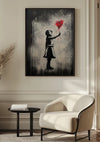In een moderne woonkamer hangt een ingelijst CollageDepot Meisje Reikend Naar Ballon Schilderij aan de muur, met een afbeelding van een kind dat naar een rode, hartvormige ballon reikt. Beneden zijn een witte, moderne fauteuil en een zwarte, ronde bijzettafel tegen een lichtgekleurde muur met decoratieve bies geplaatst.,Zwart