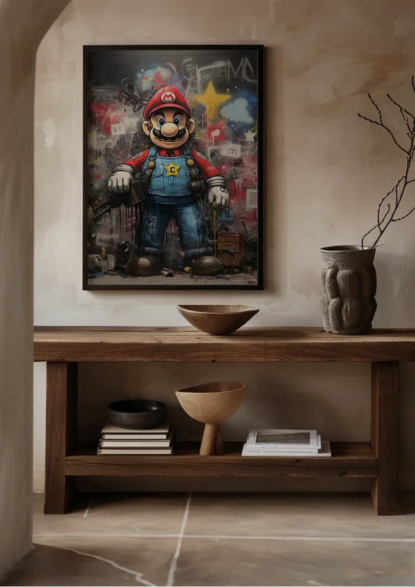 Een Ruige Super Mario Graffiti-schilderij van CollageDepot wordt getoond op een beige muur boven een houten consoletafel. Op de tafel staan decoratieve voorwerpen, waaronder kommen en boeken. Dit stukje wanddecoratie heeft een stedelijke, graffiti-achtige uitstraling en maakt gebruik van een magnetisch ophangsysteem voor eenvoudige montage.,Zwart