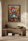 Een ingelijst Urban Donald Duck Schilderij van CollageDepot wordt getoond op een muur boven een houten consoletafel. Op de tafel staan enkele decoratieve voorwerpen en boeken. De achtergrondmuur heeft een neutrale kleur en natuurlijk licht werpt schaduwen, wat charme toevoegt aan de wanddecoratie.,Zwart