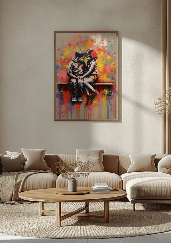 Een gezellige woonkamer heeft een minimalistisch ontwerp met een groot, kleurrijk Twee kinderen op een bankje Schilderij van CollageDepot. Het kunstwerk, gekenmerkt door levendige kleuraccenten, hangt boven een neutraal getinte bank versierd met kussens. Ervoor staat een houten salontafel.