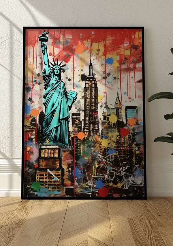 Een ingelijst kunstwerk dat tegen een witte muur leunt, toont een levendige weergave van het Vrijheidsbeeld en de skyline van New York City. De achtergrond, uitgevoerd in graffitistijl, bestaat uit felgekleurde spetters en strepen, waarbij prominente gebouwen zoals het Empire State Building zichtbaar zijn. Dit is het Kleurrijke Vrijheidsbeeld En Empire State Building Schilderij van CollageDepot.,Zwart
