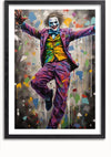 Een ingelijst Kleurrijk Joker-schilderij van CollageDepot met een persoon gekleed in een felgekleurd clownkostuum met witte gezichtsmake-up, een paars pak, een groen vest en een geel overhemd. De levendige achtergrond vertoont abstracte spatten van verschillende kleuren terwijl de persoon midden springt met opgeheven armen. Perfect als trendy wanddecoratie.,Zwart-Met,Lichtbruin-Met,showOne,Met