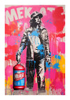 Kunstwerk in graffitistijl met een staande figuur in een hoed en jas, die een blikje vasthoudt met het opschrift 'CollageDepot bba 041 - pop art'. De achtergrond is levendig met roze, paarse en witte spetters en druppels, en bovenaan staat het woord "MEKAT".-