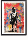 Een ingelijst graffitikunstwerk toont een zwart-wit graffiti-achtige figuur van een kind dat speelgoed en een voorwerp, mogelijk een verfemmer, vasthoudt tegen een kleurrijke, met verf bespatte achtergrond. Het woord "SEM BOT" is op de linkerkant in blauwe letters gespoten. Ideaal als trendy wanddecoratie met een magnetisch ophangsysteem, het Kind Met Kleurrijke Achtergrond Schilderij van CollageDepot.,Zwart-Met,Lichtbruin-Met,showOne,Met