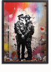 Een ingelijst Art Of Gays In Uniform Schilderij van CollageDepot met twee Britse kunstenaars in uniform die dicht bij elkaar staan en elkaars hand vasthouden. De ene agent draagt een pet, de ander een helm. Op de achtergrond zijn spatten rode, blauwe, roze en gele verf te zien die langs de muur druppelen, waardoor het een opvallende wanddecoratie is.,Zwart-Zonder,Lichtbruin-Zonder,showOne,Zonder