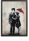 Een ingelijste wanddecoratie bestaat uit een stencil van een jongen die een rode paraplu boven een soldaat houdt. Op de paraplu druipt rode verf, wat bloed suggereert. De achtergrond is beige met graffitikunst aan de linkerkant, wat een edgy tintje geeft. Hij is voorzien van een magnetisch ophangsysteem voor eenvoudige installatie. Dit kunstwerk staat bekend als Twee Mannen Met Een Rode Paraplu Schilderij van CollageDepot.