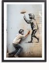 Een ingelijst stuk straatkunst in Banksy-stijl fungeert als een innovatieve wanddecoratie, waarbij een persoon schijnbaar interactie heeft met een geschilderd figuur aan de muur. De echte persoon lijkt, geknield, een deel van de muur op te tillen, waardoor een kinderfiguur zichtbaar wordt die een paraplu vasthoudt. Het Man Tekent Man Schilderij van CollageDepot integreert naadloos met elke ruimte dankzij het magnetische ophangsysteem.,Zwart-Met,Lichtbruin-Met,showOne,Met