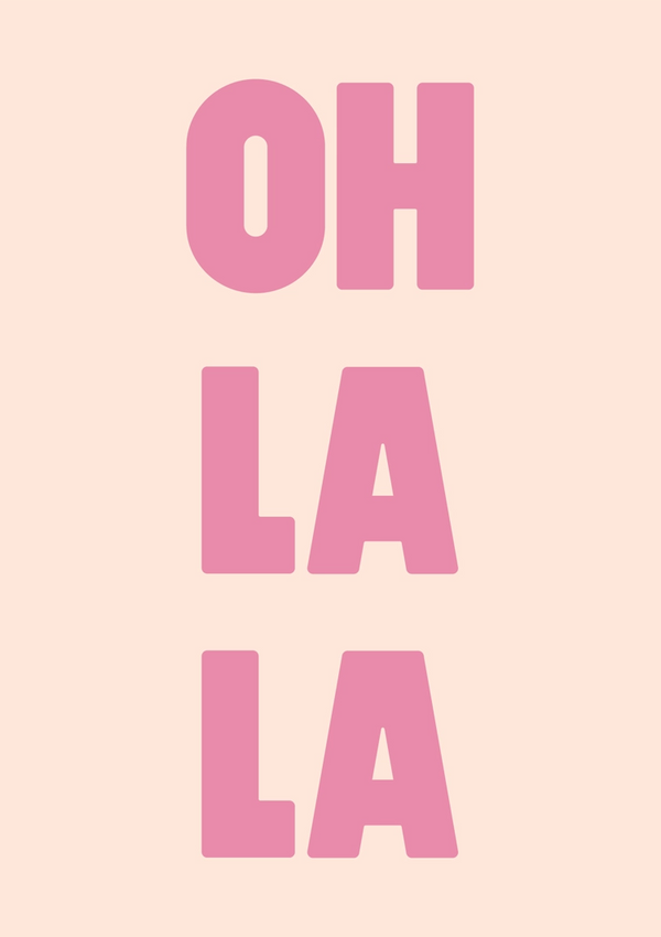 De afbeelding toont de zinsnede "OH LA LA" in grote, opvallende, roze letters op een zachtbeige achtergrond. Elke letter wordt met een hoofdletter geschreven en gelijkmatig verdeeld in een verticale uitlijning met behulp van CollageDepot's cd 012 - typografie.-