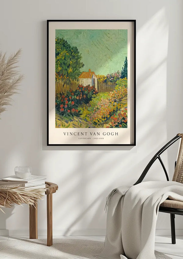 Een ingelijst V. Van Gogh Landschap Schilderij van CollageDepot hangt aan een witte muur boven een beige rieten stoel gedrapeerd met een witte deken. Naast de stoel staat een houten tafel met gestapelde boeken en een keramieken kopje, alles elegant ondersteund door een magnetisch ophangsysteem.,Zwart