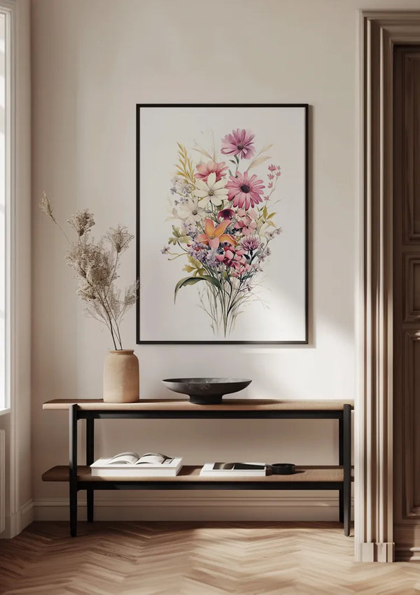 Een minimalistische gang is voorzien van een houten consoletafel met daarop een keramische vaas met gedroogde takken, een open boek en een ondiepe schaal. Boven de tafel hangt een ingelijst Variërende Bloemen Schilderij van CollageDepot met een kleurrijk arrangement van bloemen.,Zwart
