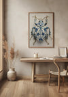 Een minimalistische kamer met een houten bureau en stoel, een potplant op de vloer en een ingelijst kunstwerk van een kever aan de muur. De kever heeft een blauw en wit ingewikkeld bloemmotief. De kamer heeft neutraal gekleurde muren, hardhouten vloeren en stijlvolle wanddecoratie met een magnetisch ophangsysteem. Het afgebeelde kunstwerk is het Delfts Blauw Bloemenkever Schilderij van CollageDepot.,Lichtbruin